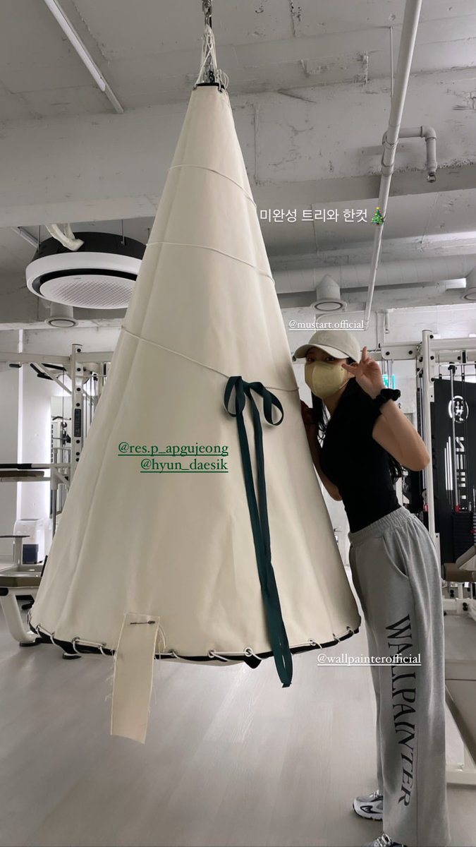 [JYUNSTAGRAM] 211123 jusilver_67 IG story update

“One cut with an incomplete tree 🎄”

#다이아 #DIA #이주은 #주은 #JUEUN <a href="/dia_official/">다이아 DIA</a>