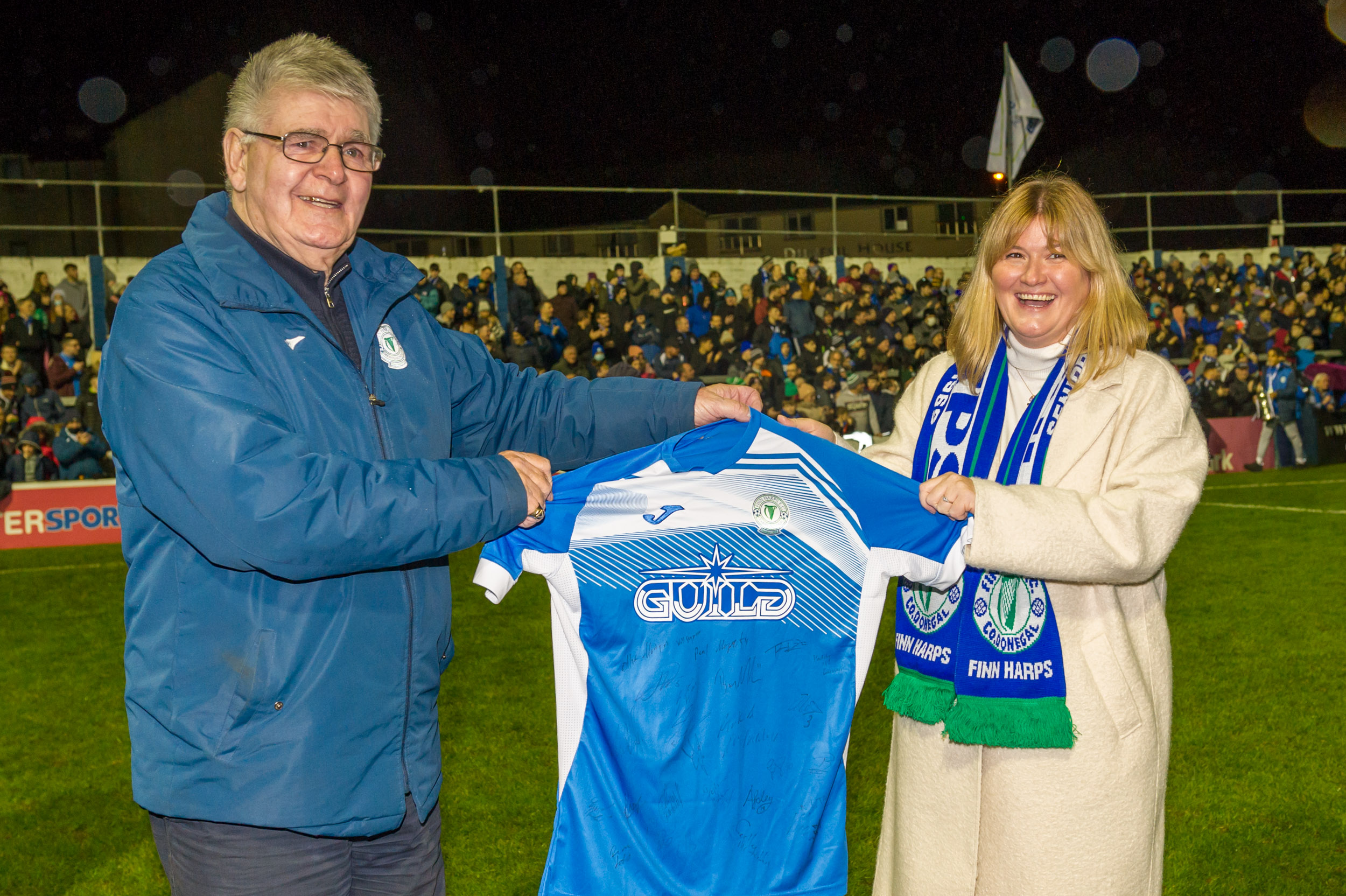 Harps Chairman Sean Quinn presented Guild Chief Commercial Officer Michelle Tierney with a signed home jersey on Friday night. We look forward to welcoming Michelle and the team to Finn Park again next season!