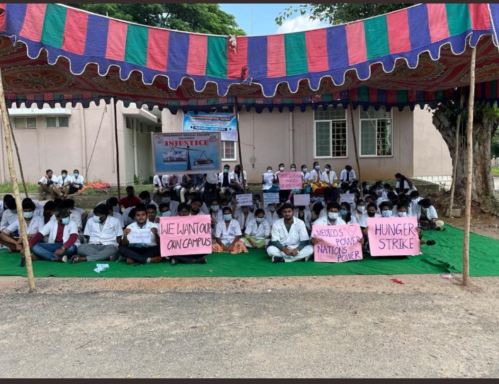 official_aimsa's tweet photo. Government medical college nalgonda , students on hunger strike for college campus and infrastructure and there are not even basic needs provided in college , not even labs and departments and no hostel accommodation.@TelanganaCMO @KTRTRS @trsharish @mansukhmandviya @PMOIndia https://t.co/mcHbhSo6Zy