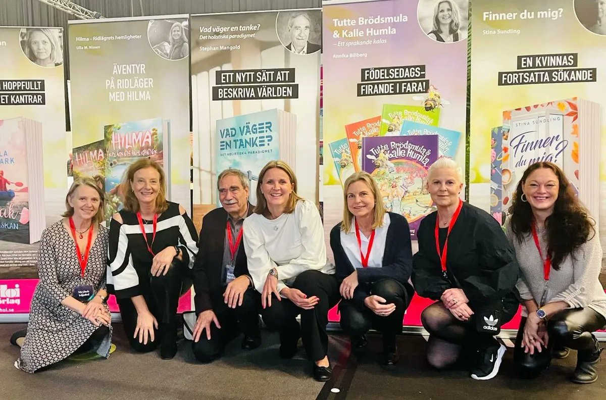 Kolla vilket härligt gäng Hoi-författare som var på Värmlands bokfestival i helgen! 😍
Från vänster: Gunilla Cullemark, Anne-Marie Davis, Stephan Mangold, Annika Billberg, Ulla M. Nissen, Stina Sundling och Cecilia Johansson.