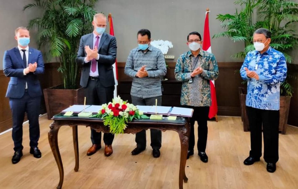 Alhamdulillah hari ini NTB dan Denmark menandatangani kesepakatan utk pengembangan Energi Terbarukan di Kantor Kementerian ESDM di Jakarta disaksikan oleh Pak Menteri ESDM dan Menteri Luar Negeri Denmark..