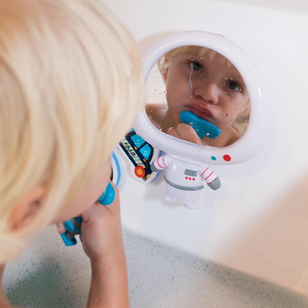 Nuby_es's tweet photo. Transformar la bañera en un espacio de imaginación. Espejo y accesorios de astronauta o sirena 🧑🚀🧜♀️ para disfrutar en todo momento. ¿No son ideales?
#nuby #nûby #everystepoftheway #bathtime #babybath #bathtoy #bathtimefun #bubbles #cleanbaby # #babybathtime #bathtoys https://t.co/RHHcVsqK9G