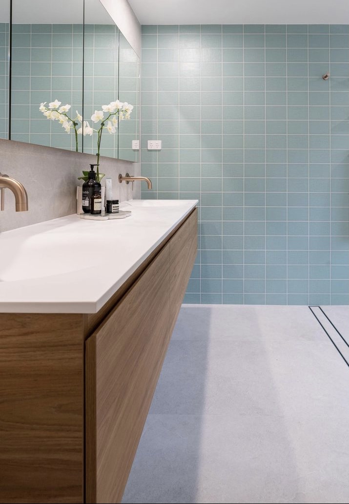 MeirAustralia's tweet photo. An #inspirational #coolcolour scheme brings an #ensuite to life.
Composed with #oceanic #bluetiles adding a #popofcolour, whilst a #timber #vanity combines #tactile #warmth
Featuring #Meir #Champagne #tapware for #sublime #sophistication
📷 @actrenovations
 #goldtapware #interior https://t.co/d5J4r9K38P