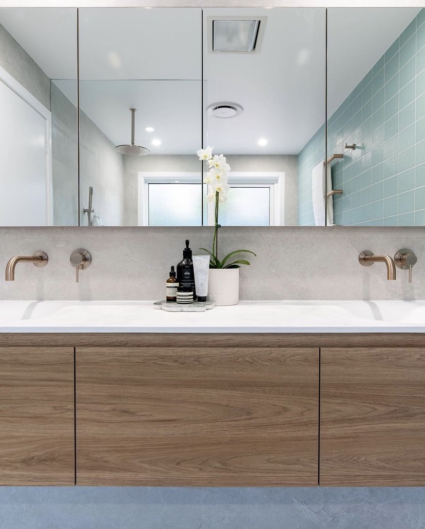 MeirAustralia's tweet photo. An #inspirational #coolcolour scheme brings an #ensuite to life.
Composed with #oceanic #bluetiles adding a #popofcolour, whilst a #timber #vanity combines #tactile #warmth
Featuring #Meir #Champagne #tapware for #sublime #sophistication
📷 @actrenovations
 #goldtapware #interior https://t.co/d5J4r9K38P