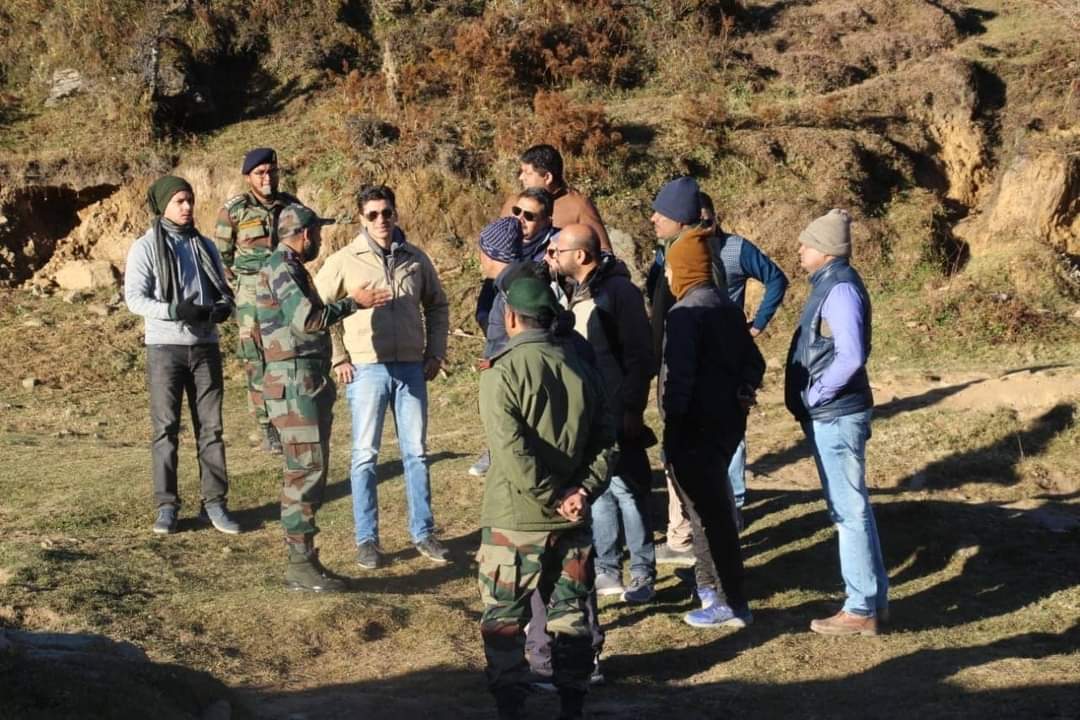 Riflesgarhwal's tweet photo. #IndianArmy & #AIMA organised a Forward Area Tour in the difficult terrain of #CentralSector for industry representatives of leading companies to acquaint them with challenges of High Altitude Areas & deliberate on technological solutions.
#garhwalrifles03
#AatmanirbharBharat https://t.co/wrLMxZbGYO