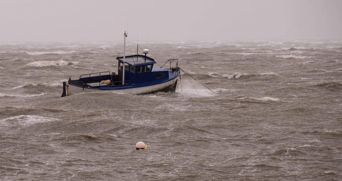 FriendsSouthend's tweet photo. Not a beach day, Thorpe Bay Dave Knight

#choppysea #thamesestuary #essexcoast #thorpebayseafront #thorpebay #essex #southend https://t.co/HTewnBCZgw