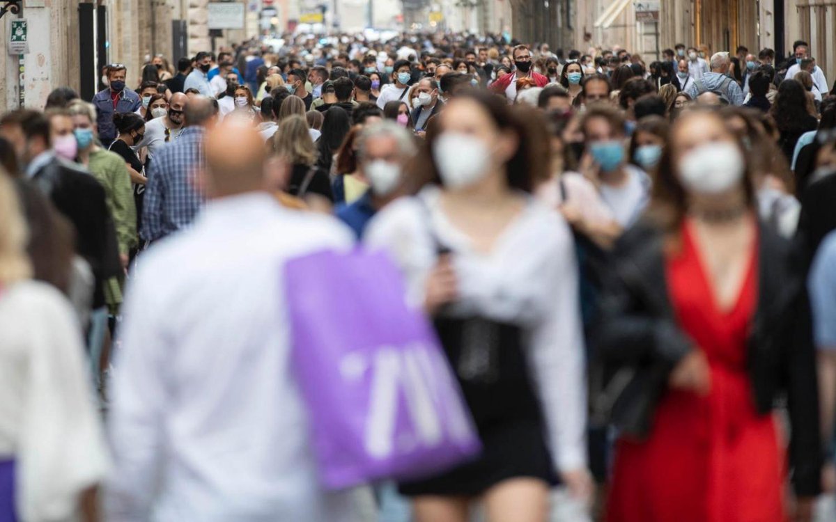 sole24ore's tweet photo. 🔸 #Regioni a rischio #zonagialla, obbligo di #mascherine anche all'aperto: https://t.co/evAe8OTHQx.
➡️ Resterebbero però consentiti gli #spostamenti tra le regioni e sarebbe perciò possibile raggiungere sempre le #secondecase. https://t.co/Nnz9QceHt1