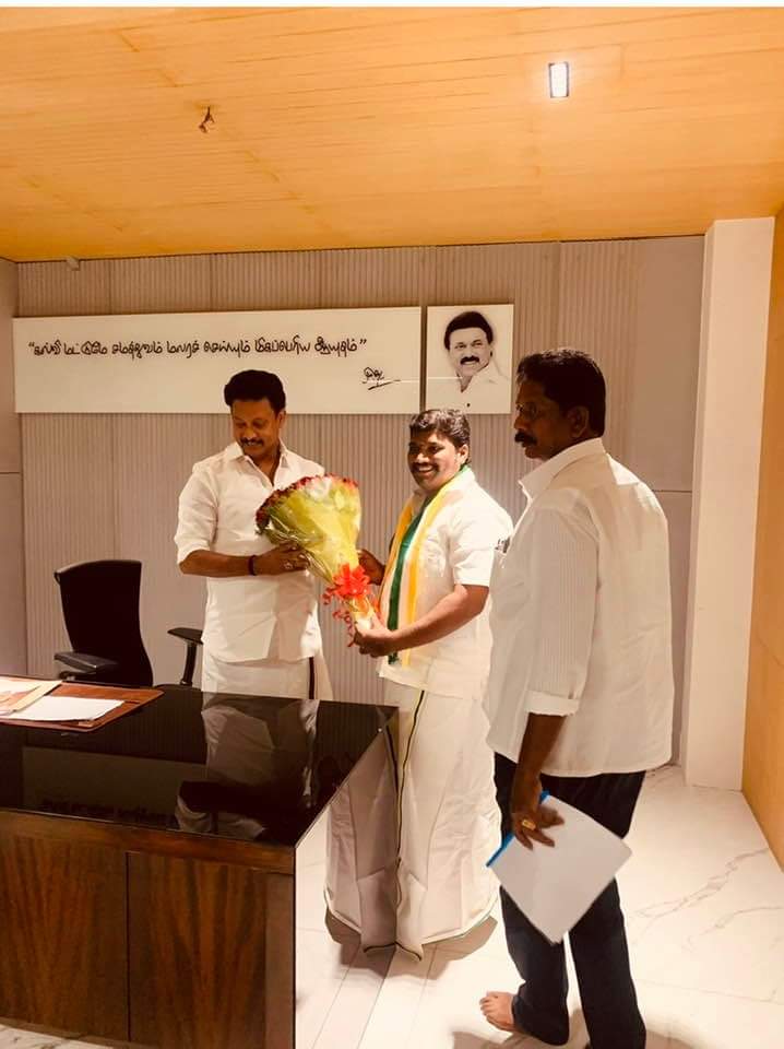KSRAJGOUNDERPD1's tweet photo. இன்றைய தினம் 
 மாண்புமிகு #அன்பில்_மகேஷ்_பொய்யாமொழி பள்ளி கல்விதுறை அமைச்சர் அவர்களை  சந்தித்து ஆறாம் வகுப்பு சமூகஅறிவியல் 
 பாட புத்தகத்தில் வரலாற்க்கு புறம்பான நிகழ்வை தவறாக பதிவு செய்துள்ளார்கள் என்பதை தெளிவாக எடுத்துரைதபோது.. @Anbil_Mahesh @mk https://t.co/ErcyVZ8NQN