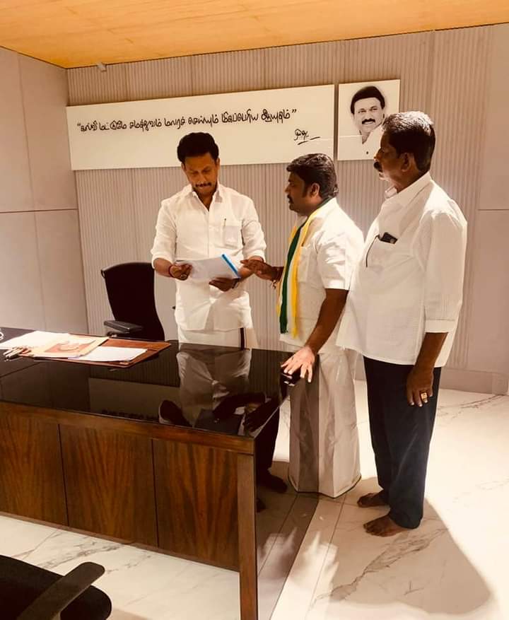 KSRAJGOUNDERPD1's tweet photo. இன்றைய தினம் 
 மாண்புமிகு #அன்பில்_மகேஷ்_பொய்யாமொழி பள்ளி கல்விதுறை அமைச்சர் அவர்களை  சந்தித்து ஆறாம் வகுப்பு சமூகஅறிவியல் 
 பாட புத்தகத்தில் வரலாற்க்கு புறம்பான நிகழ்வை தவறாக பதிவு செய்துள்ளார்கள் என்பதை தெளிவாக எடுத்துரைதபோது.. @Anbil_Mahesh @mk https://t.co/ErcyVZ8NQN