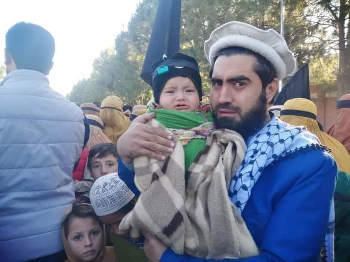Jawadk50's tweet photo. @mjdawar باجوڑ دھرنے میں قاری الیاس شہید کا ننھا معصوم بچہ بھی موجود ہے جو اپنے شہید باپ کیلئے انصاف کا منتظر ہے۔ ہزاروں افراد پشتونخوا میں دہشتگردی کی نام نہاد مصنوعی جنگ میں نامعلوم کی گولی کا نشانہ بن شہید ہوئے ہیں جس سے لاکھوں بچے یتیم ہو چکے ہیں۔  
#JusticeForQariIlyas https://t.co/AutlK38az4
