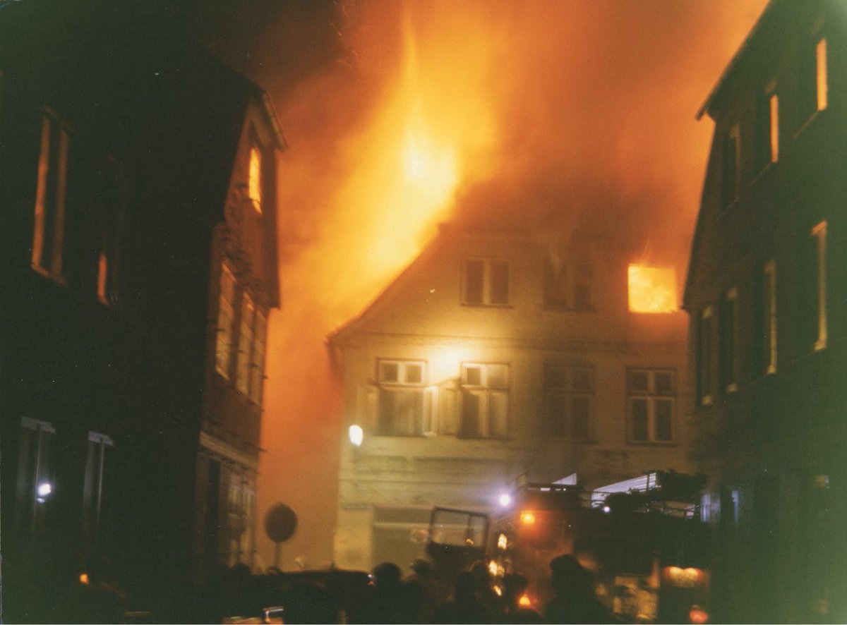 Vor 29 Jahren warfen in #Mölln zwei Neonazis Brandsätze in zwei bewohnte Häuser. Eine Großmutter und zwei ihrer Enkelinnen starben.  

Wir Gedenken heute Yeliz Arslan, Ayse Yilmaz, Bahide Arslan.

Rassismus tötet. Gestern wie heute. 

Wir vergessen nicht.