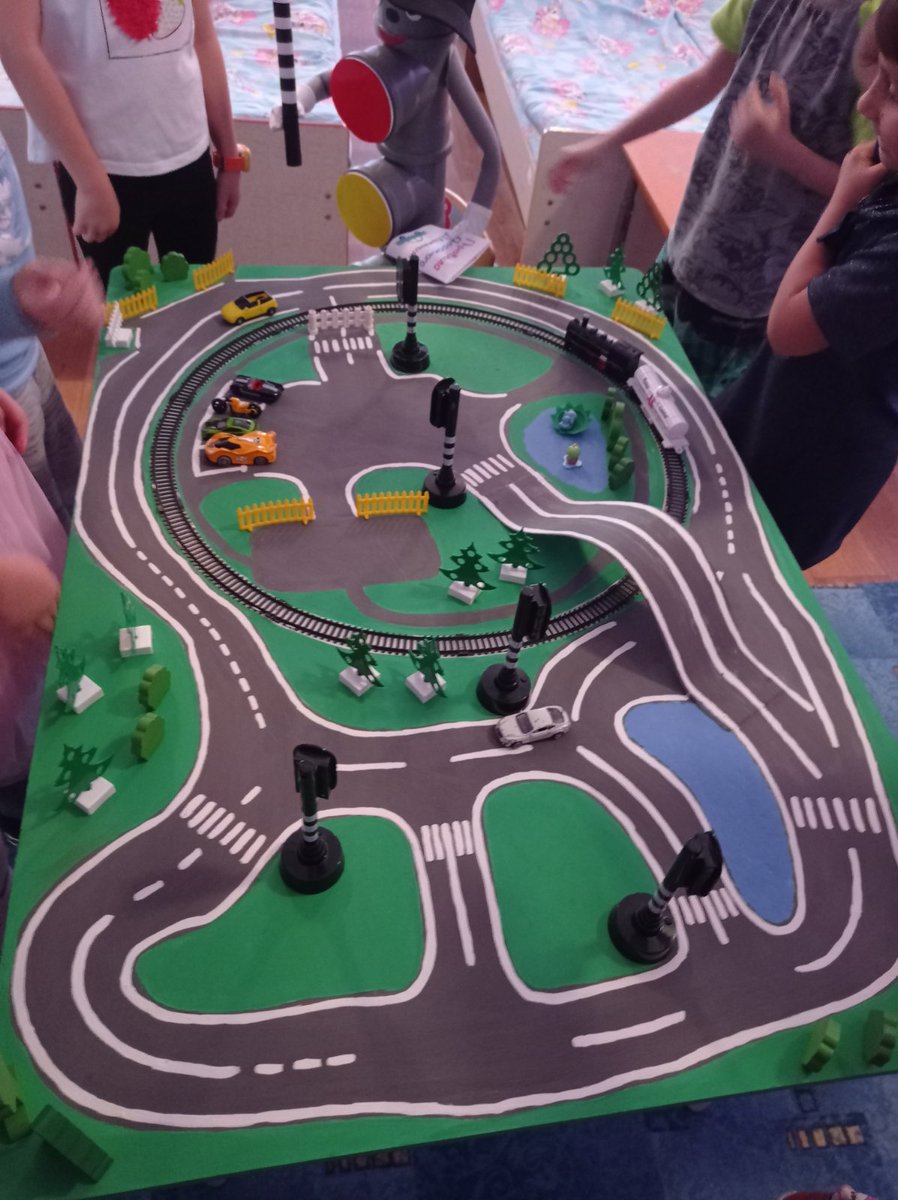 В городе «ИГРУШКИ» нет светофоров!  И игрушки  совершенно  не знают правил дорожного движения. Не порядок! Сделаем, покажем расскажем, научим!