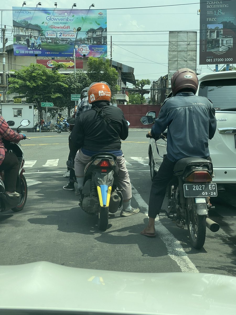 PakDewaBeneran's tweet photo. @poldajatimPJR @BanggaSurabaya @JatimPemprov Masukkan saja, kayaknya motor tanpa nopol jadi trend, traffic light disini juga diabaikan spt sudah tidak ada aturan lalin. Lokasi: perempatan unair dekat galaxy mall, mohon perhatiannya. Trims 🙏🏻🙏🏻 https://t.co/jEzMvBo1ef