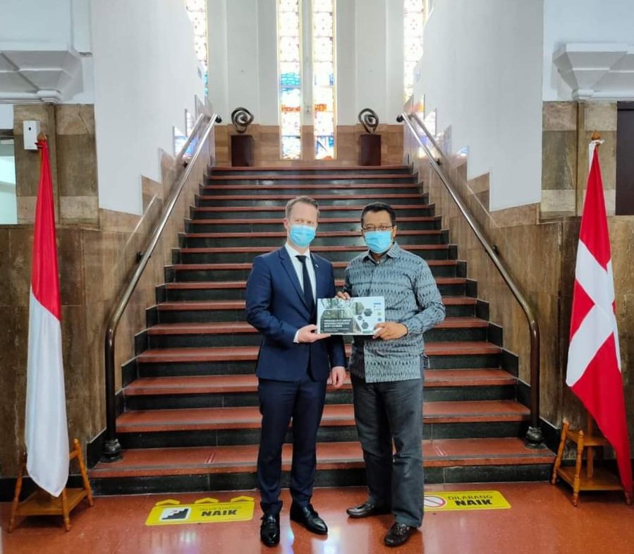 Siang ini bersama Menteri Luar Negeri Denmark Jeppe Kofod menadatangani kerjasama NTB dan Denmark utk pengembangan Renewable Energy di NTB...