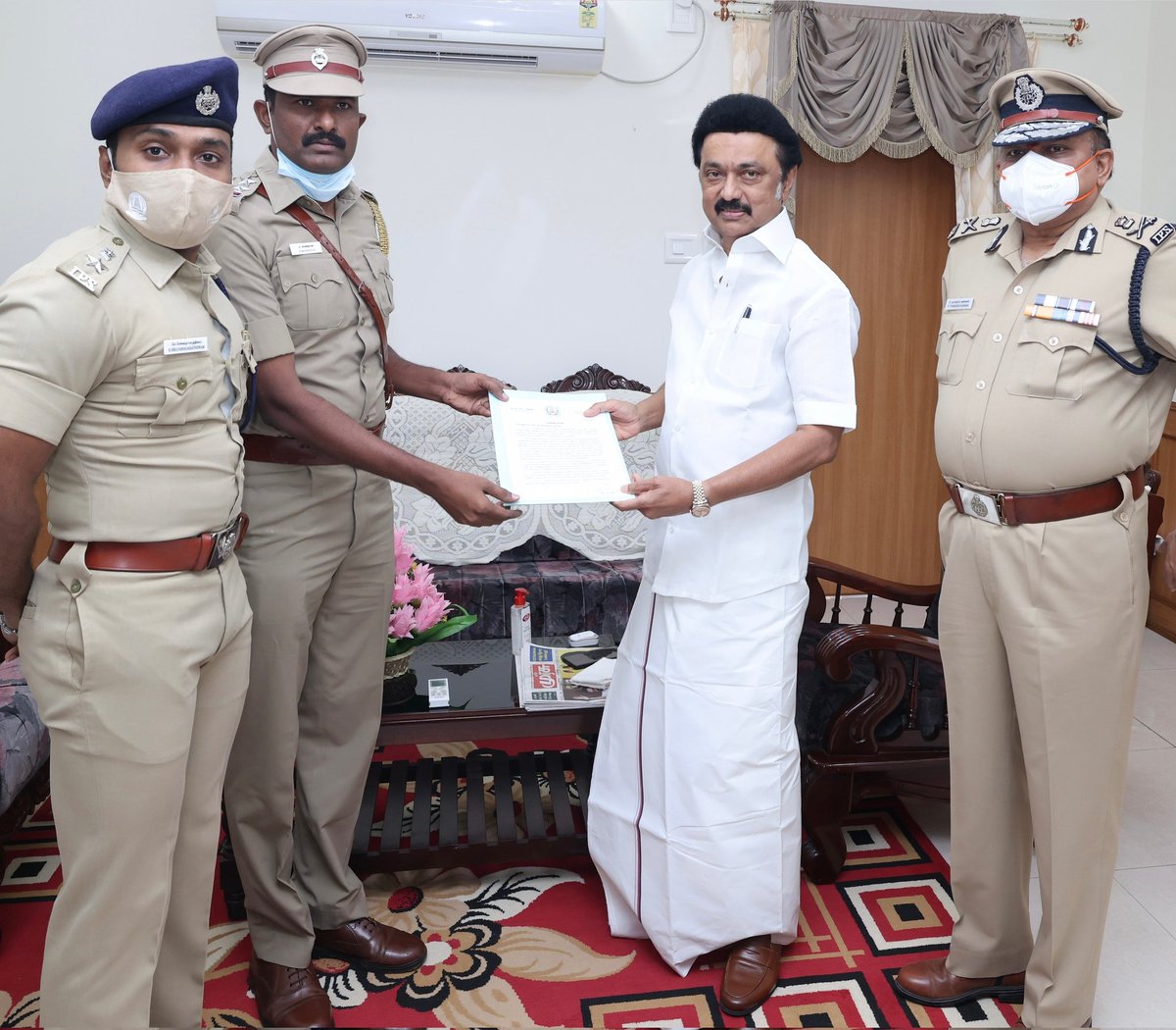 mkstalin's tweet photo. இரவுநேர ரோந்துப் பணியில் விழிப்புடன் செயல்பட்டு, மோட்டார் சைக்கிள் திருடர்களை ஒரு கிலோ மீட்டர் தொலைவு விரட்டிச் சென்று பிடித்த சூலூர் காவல் நிலைய ஆய்வாளர் திரு. மாதய்யன் அவர்களின் கடமையுணர்வுக்கும் துணிவுக்கும் எனது பாராட்டுகளை நேரில் தெரிவித்து வாழ்த்தினேன். https://t.co/lkgADeAoki