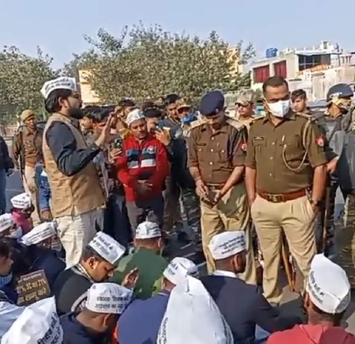 DhanukTanu's tweet photo. Lucknow: 69000 हजार शिक्षक भर्ती आरक्षण की मांग कर रहे अभ्यर्थियों को पुलिस ने हिरासत में लिया https://t.co/pWw8YS2EX3