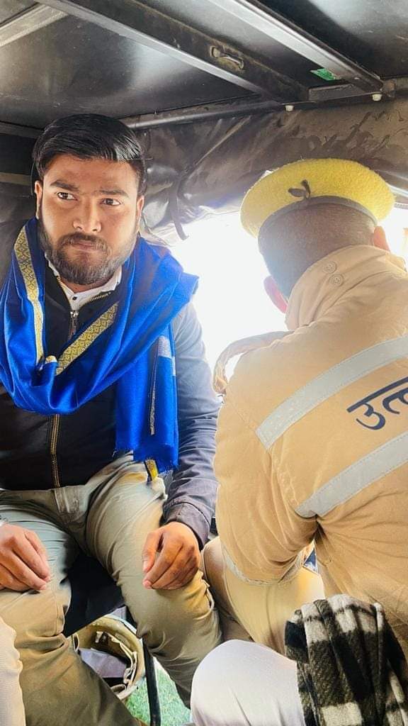 DhanukTanu's tweet photo. Lucknow: 69000 हजार शिक्षक भर्ती आरक्षण की मांग कर रहे अभ्यर्थियों को पुलिस ने हिरासत में लिया https://t.co/pWw8YS2EX3