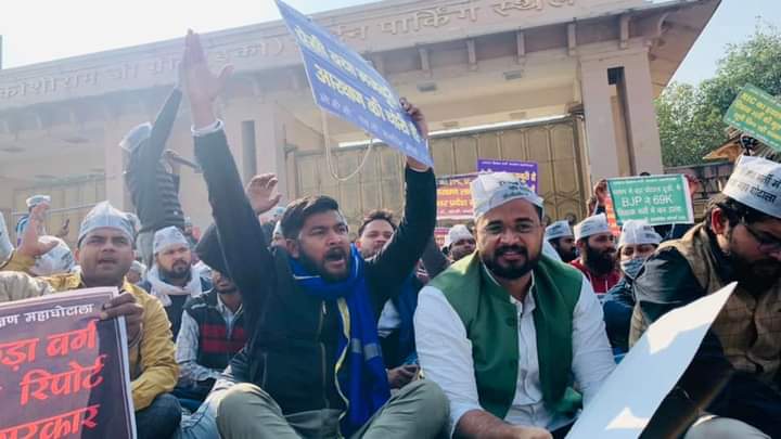 DhanukTanu's tweet photo. Lucknow: 69000 हजार शिक्षक भर्ती आरक्षण की मांग कर रहे अभ्यर्थियों को पुलिस ने हिरासत में लिया https://t.co/pWw8YS2EX3