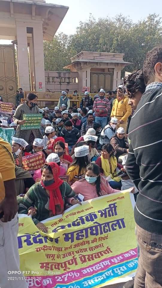 DhanukTanu's tweet photo. Lucknow: 69000 हजार शिक्षक भर्ती आरक्षण की मांग कर रहे अभ्यर्थियों को पुलिस ने हिरासत में लिया https://t.co/pWw8YS2EX3