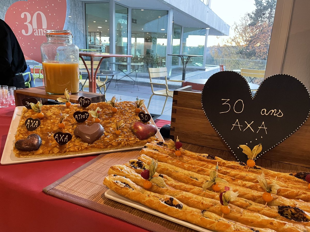 DelphineCr's tweet photo. Ce matin, à Marly, on fête les 30 ans d’AXA Atout Coeur !!! Partage d’un petit déjeuner et d’un team building solidaire d’emballage de cadeaux de Noël au profit des @restosducoeur Yvelines et de l’association @Rejoue 
#AXAAtoutCoeur #30ans #filrouge #Marlyengagé #proudtobeAXA https://t.co/y50l8WG1I3
