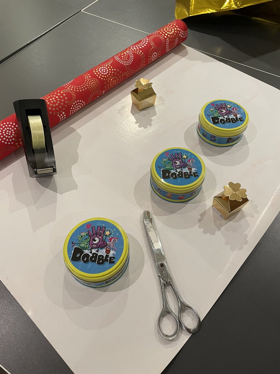 DelphineCr's tweet photo. Ce matin, à Marly, on fête les 30 ans d’AXA Atout Coeur !!! Partage d’un petit déjeuner et d’un team building solidaire d’emballage de cadeaux de Noël au profit des @restosducoeur Yvelines et de l’association @Rejoue 
#AXAAtoutCoeur #30ans #filrouge #Marlyengagé #proudtobeAXA https://t.co/y50l8WG1I3