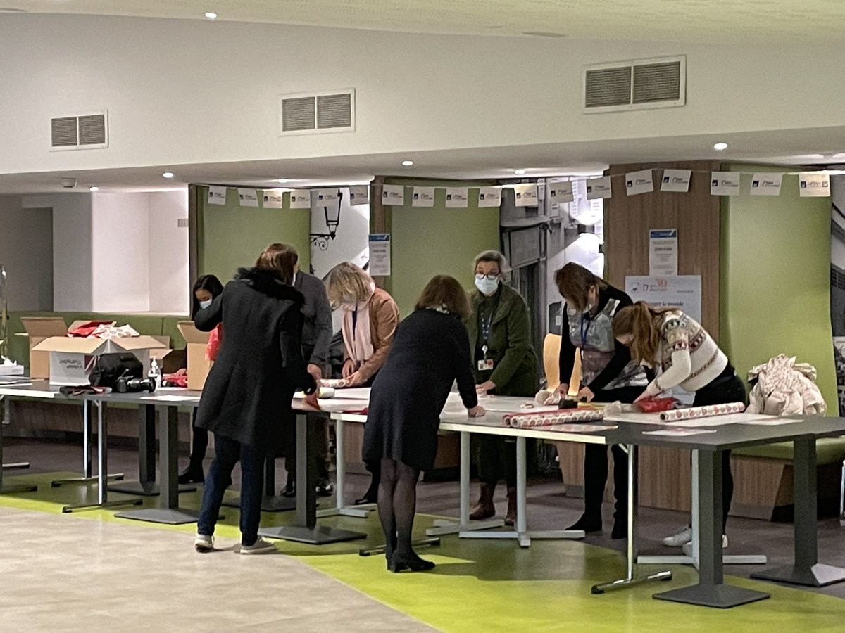 Ce matin, à Marly, on fête les 30 ans d’AXA Atout Coeur !!! Partage d’un petit déjeuner et d’un team building solidaire d’emballage de cadeaux de Noël au profit des <a href="/restosducoeur/">Les Restos du Coeur</a> Yvelines et de l’association @Rejoue 
#AXAAtoutCoeur #30ans #filrouge #Marlyengagé #proudtobeAXA