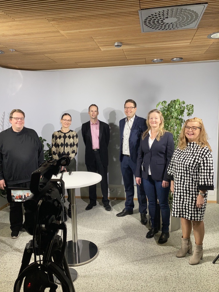 Ilmarisen talous- ja palkkahallinnon aamupäivä on meneillään webinaarina. Asiantuntijoina (vas.) Patrik Bergman, Hanna Viitala, <a href="/MikaMononen1/">Mika Mononen</a> , <a href="/JanttiTuomas/">Tuomas Jäntti</a> ja Eija Savolainen Ilmarisesta. Verotuksen asiantuntija Kaija Selkäinaho kuvassa toisena oikealta.