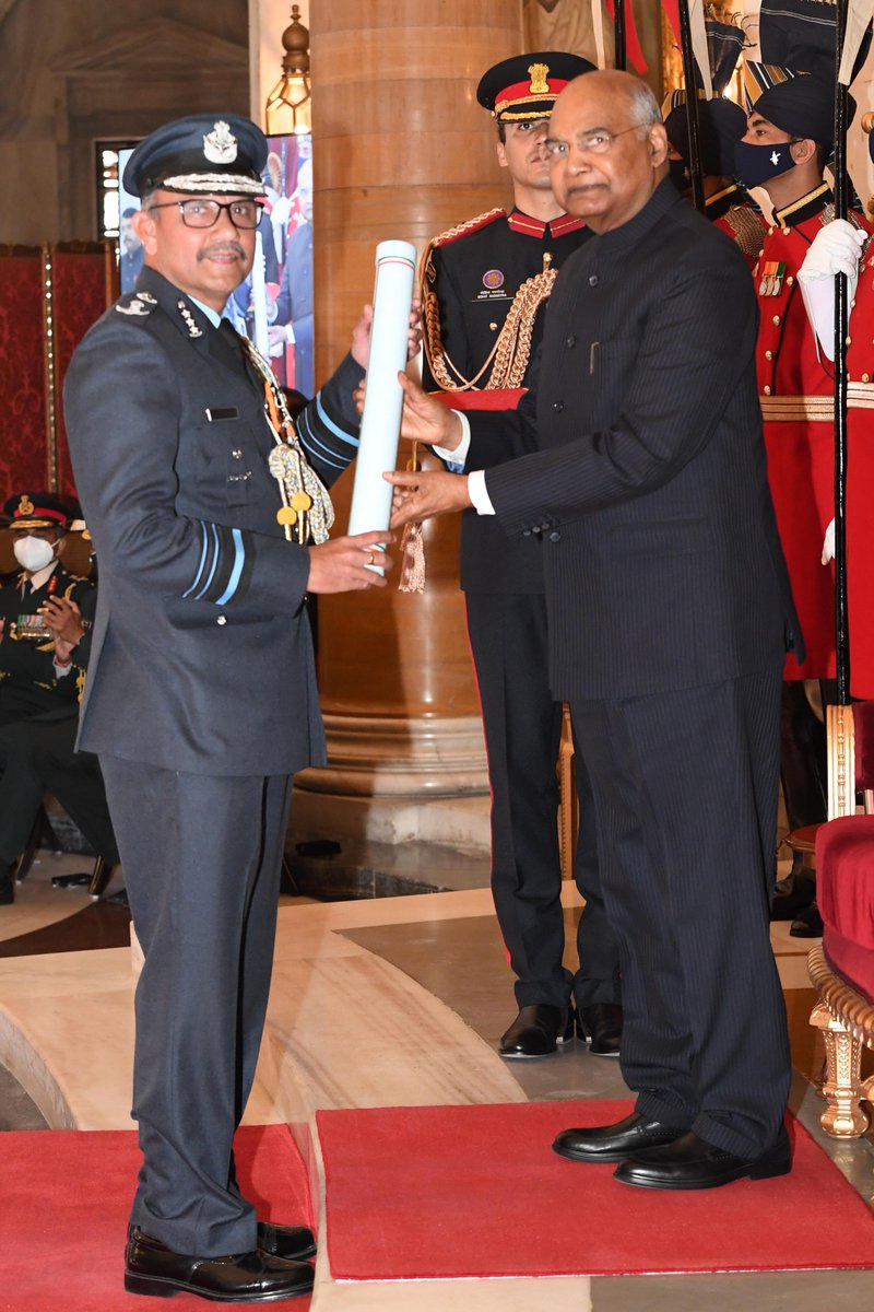 rashtrapatibhvn's tweet photo. President Kovind presents Ati Vishisht Seva Medal to Air Marshal Richard John Duckworth, VSM Flying (Pilot). https://t.co/SfdCUohJGU