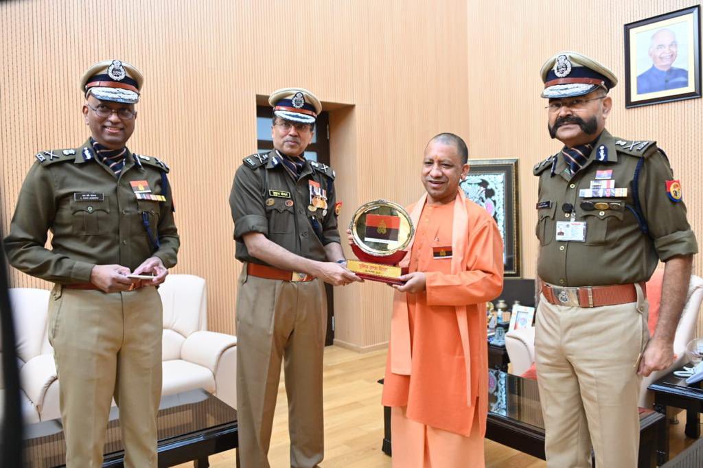 The Police flag is an emblem of our glorious tradition, inspiring us to devote ourselves to the service of people.
@dgpup affixed Police flag to Hon’ble CM UP today in Lucknow on the solemn occasion of #PoliceFlagDay. 
ADG LO & GSO to DGP were also present on the occasion.