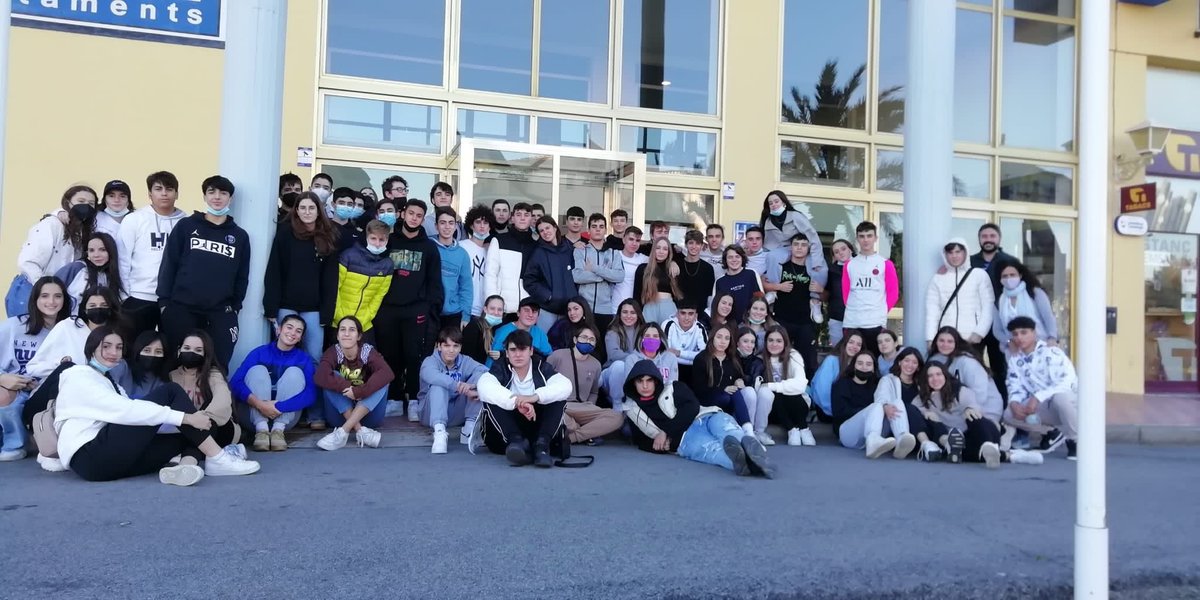 llornews's tweet photo. El dijous passat els alumenes de 1er de batxillerat se’n van anar de convivències a Empuriabrava. Han tornat molt contents! #convivencies #batxillerat https://t.co/Teidvg5o6h