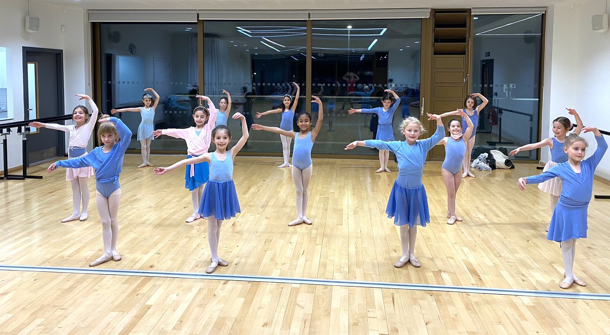 BeatsBath's tweet photo. Gorgeous Grade 1’s❤️ #istd #ballet #lovedance #dancefriends #christmasdance https://t.co/Hk6fAhYekX