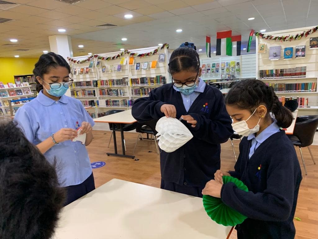 AISsharjah's tweet image. Our students helping with @AIS_SchLibrary decorations for UAE National Day. Great teamwork! #AISLibrarySch #AISUAENationalDay2021 #AISEvents