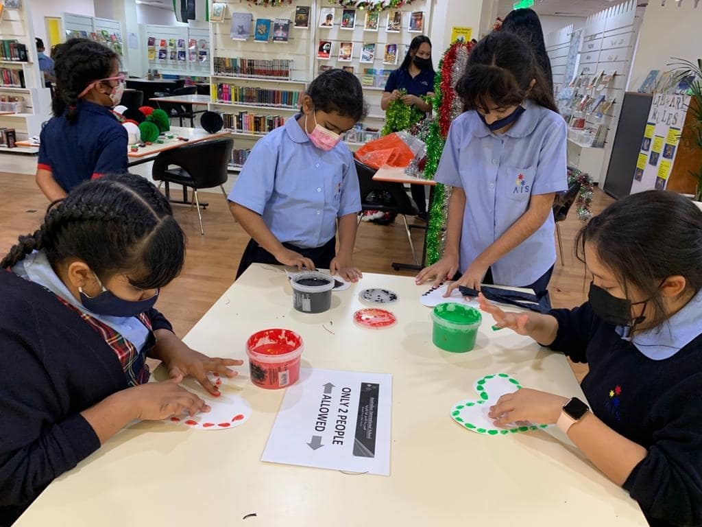 AISsharjah's tweet image. Our students helping with @AIS_SchLibrary decorations for UAE National Day. Great teamwork! #AISLibrarySch #AISUAENationalDay2021 #AISEvents