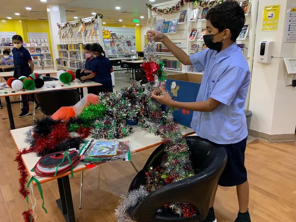 AISsharjah's tweet image. Our students helping with @AIS_SchLibrary decorations for UAE National Day. Great teamwork! #AISLibrarySch #AISUAENationalDay2021 #AISEvents
