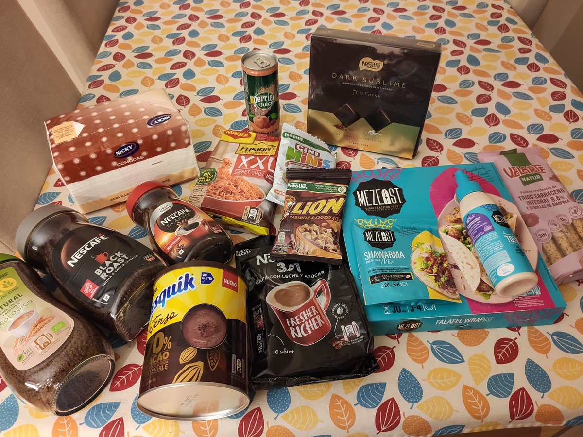 LoReNNa_BF's tweet photo. Caja recibida!! #kuvutbox @KuvutES - Alucinante la cantidad de productos! deseando probar los nuevos bombones @Nestle_es https://t.co/5DpiBwFEPG
