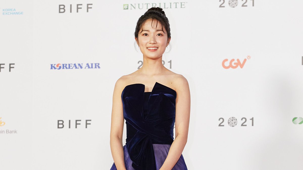 busanfilmfest's tweet photo. #BIFF 하드털이

하드털이 시간이 돌아왔습니다!

오늘은 <불도저에 탄 소녀>로 첫 장편영화 주연을 맡은 배우 김혜윤과 여전히 식을줄 모르는 인기의 BIFF2021 온스크린 섹션 <마이 네임>의 배우 한소희, 박희순, 이학주의 비하인드 스틸컷을 가져왔습니다🔥

내일의 BIFF 하드털이도 기대해주세요😎 https://t.co/yInFN5O7zg