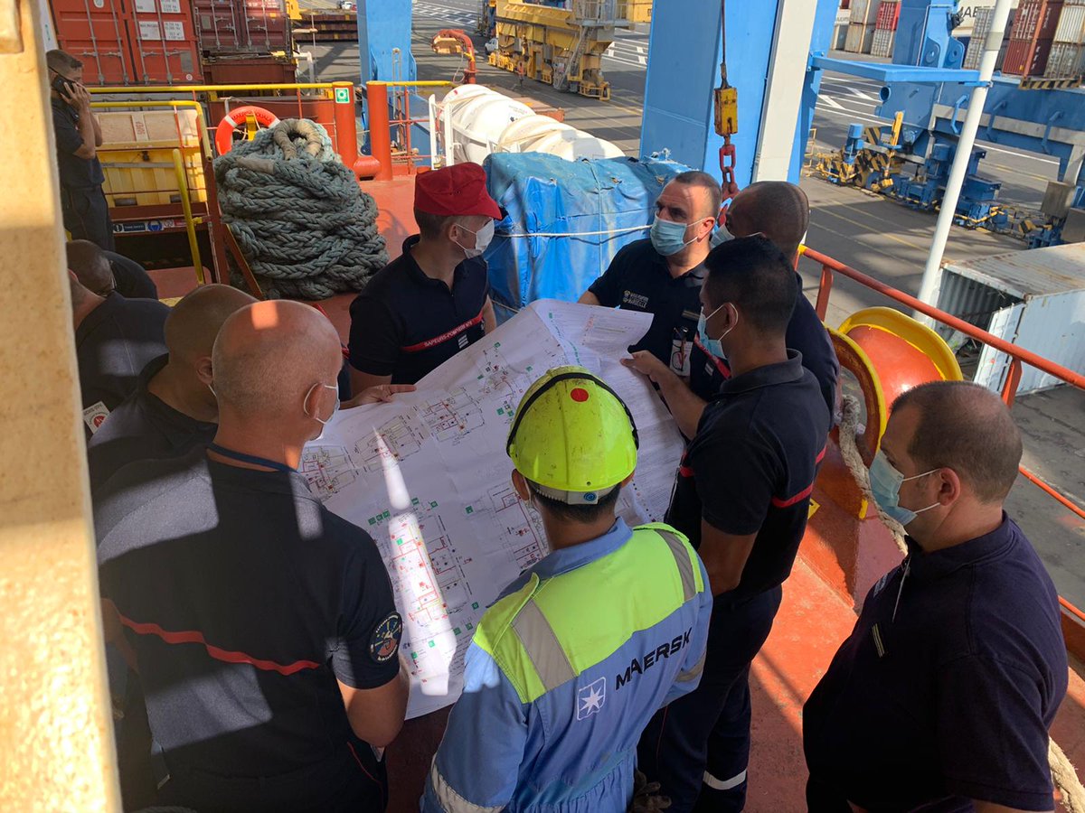 MarinsPompiers's tweet photo. [ #LeSaviezVous ⁉️⚓ ]
Experts dans le domaine de l'intervention à bord des navires, les #marinspompiers de @marseille sont déployés sur l'île de la Réunion pour former nos collègues du @SDIS974 à l'#IBNB. https://t.co/Z8jbp8rUjD