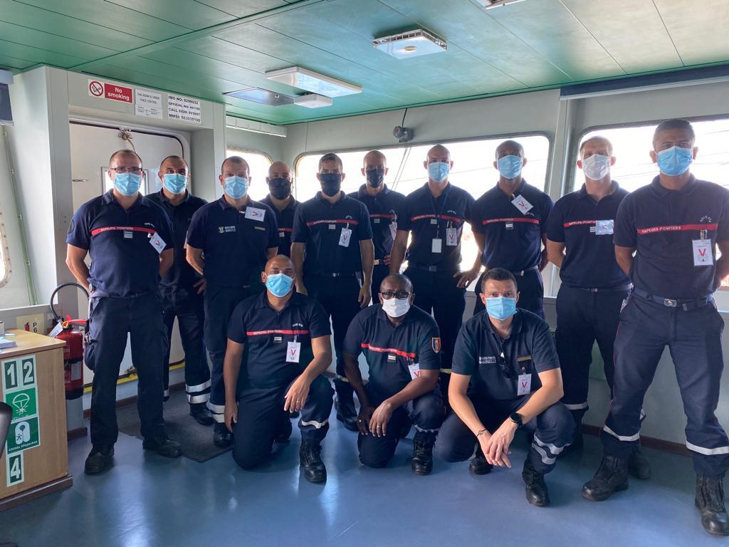 MarinsPompiers's tweet photo. [ #LeSaviezVous ⁉️⚓ ]
Experts dans le domaine de l'intervention à bord des navires, les #marinspompiers de @marseille sont déployés sur l'île de la Réunion pour former nos collègues du @SDIS974 à l'#IBNB. https://t.co/Z8jbp8rUjD