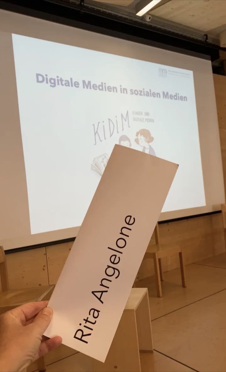 Inwiefern lasst ihr euch als Eltern von Infos und Haltungen, die rund um Bildschirmmedien auf sozialen Medien und Blogs verbreitet werden, beeinflussen? #medienkompetenz <a href="/projuventute/">Pro Juventute</a> Theorie und Praxis der Medienkompetenz in Familien findet ihr hier: bit.ly/30OrulQ