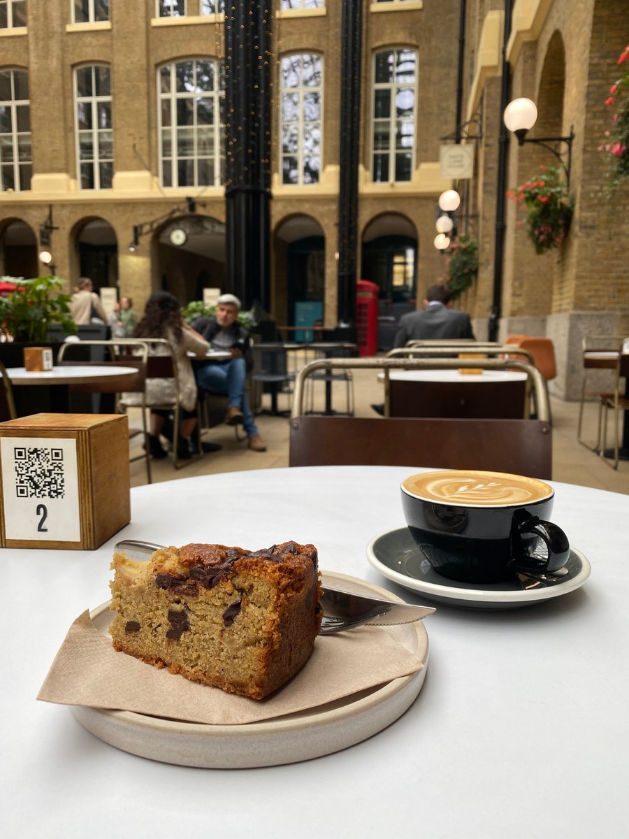 When running 1-to-1 training social media training sessions in person, I like to support fellow small businesses like @whitemulberries (who do the best flat white, and pear cardamon cake in London Bridge, hands-down).