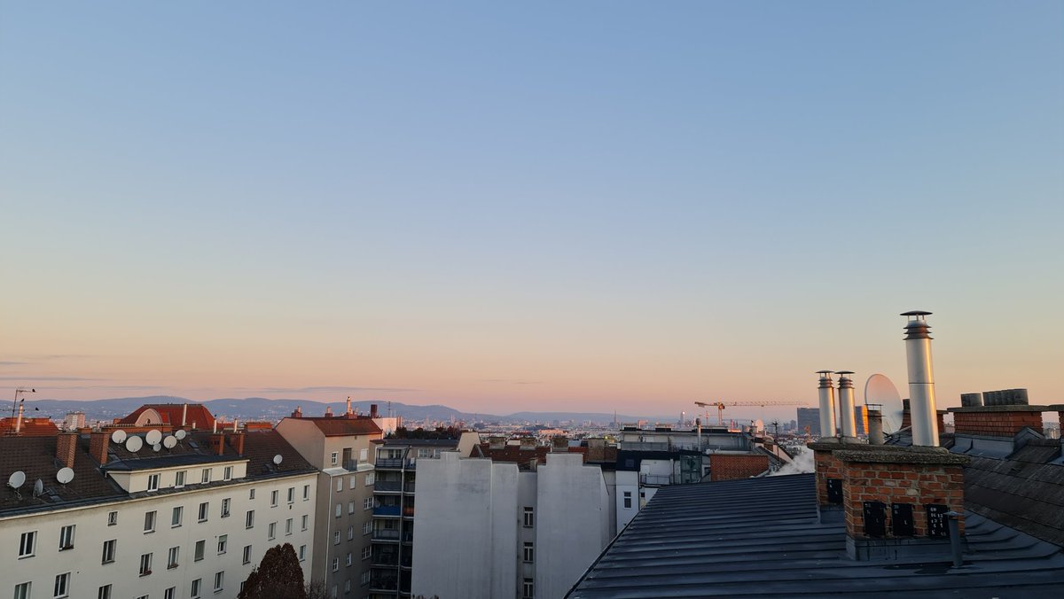 WWien10's tweet photo. Einen schönen #Dienstag aus #Wien #Favoriten. Nach der Tristess zu Wochenbeginn sieht es heute dank Hoch #WALPURGA ganz anders aus, denn es gibt viel #Sonnenschein bei bis zu 6 Grad. In der Früh war es mit 2 Grad kalt, am Boden waren es sogar nur 0.8°C. Der #Frost rückt näher! https://t.co/jxz765EC9Y