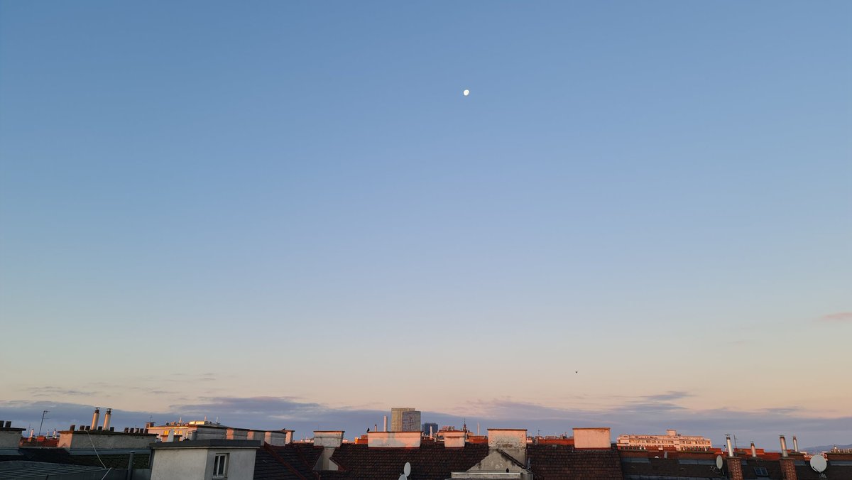 WWien10's tweet photo. Einen schönen #Dienstag aus #Wien #Favoriten. Nach der Tristess zu Wochenbeginn sieht es heute dank Hoch #WALPURGA ganz anders aus, denn es gibt viel #Sonnenschein bei bis zu 6 Grad. In der Früh war es mit 2 Grad kalt, am Boden waren es sogar nur 0.8°C. Der #Frost rückt näher! https://t.co/jxz765EC9Y