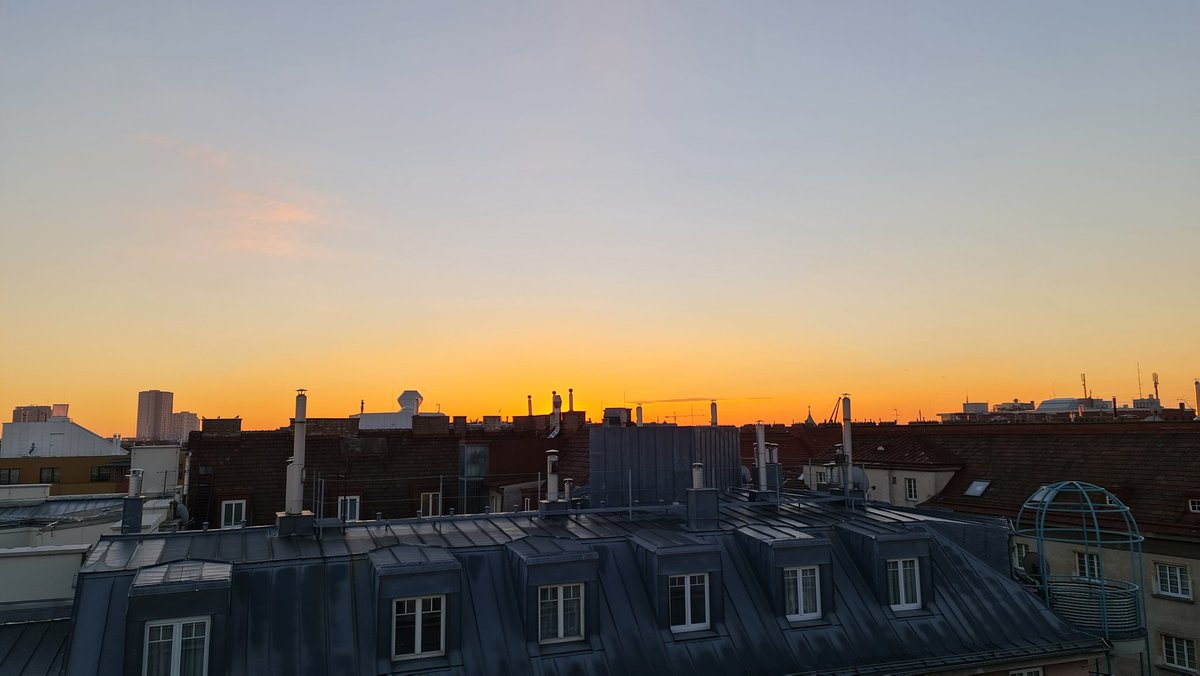 WWien10's tweet photo. Einen schönen #Dienstag aus #Wien #Favoriten. Nach der Tristess zu Wochenbeginn sieht es heute dank Hoch #WALPURGA ganz anders aus, denn es gibt viel #Sonnenschein bei bis zu 6 Grad. In der Früh war es mit 2 Grad kalt, am Boden waren es sogar nur 0.8°C. Der #Frost rückt näher! https://t.co/jxz765EC9Y