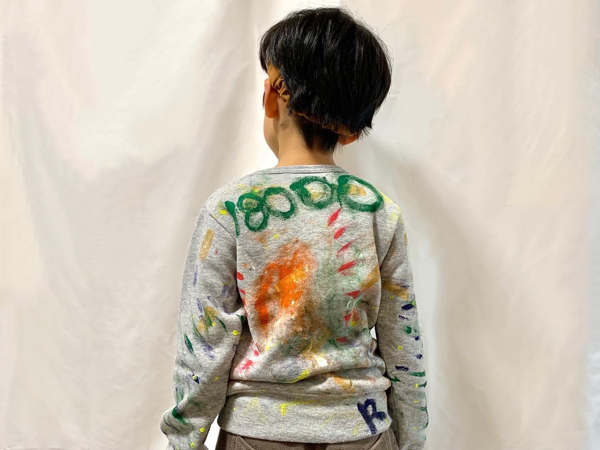 ChiekoLangsan's tweet image. 暑い時期に作った図工用Tシャツが薄手なので古着の無地トレーナーで秋冬ver作ってみた！
18000は「いちおくはっせんまんえん」らしいです（笑）

#magicfly #painting #kids #art #お絵描き #落書き #やりたい放題  #スウェット #トレーナー #kidsfashion  #1年生 #小学生 #7歳児 #7歳 #絵の具 #古着