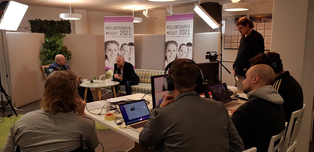 Mieletön messustudio verkossa parhaillaan! Juontajana <a href="/MarkusRaivio/">Markus Raivio</a> ja sohvalla <a href="/olkku/">Olavi Sydänmaanlakka</a>. Seuraavaksi jututettavaksi saapuu Enni Happonen <a href="/seta_ry/">Seta</a> #mielenterveysmessut