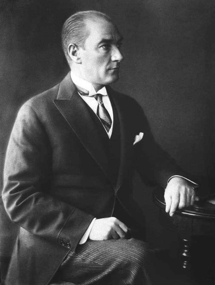 Türkçede iki kelime hiçbir zaman yan yana gelmez  ;
Yenilgi ve Atatürk !!