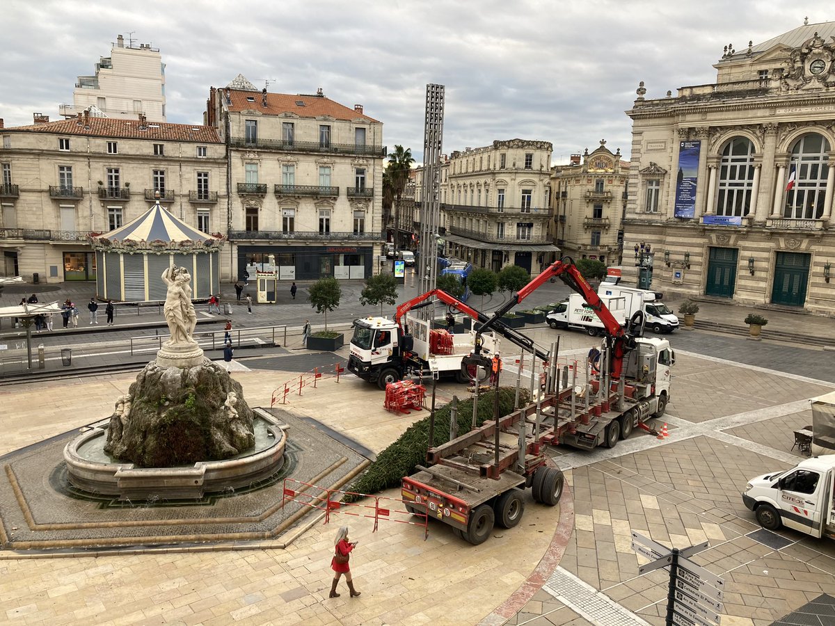 MLMontpellier's tweet photo. #Mintpellier le sapin de #Noel arrive sur la Comedie !!! https://t.co/ETayFLTI3y