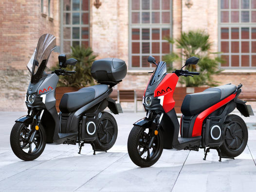 SEATGR's tweet photo. Βάλε το ηλεκτρικό SEAT MÓ 125 στην επιχείρησή σου και εξοικονόμησε ⚡ Ξέχνα τα service, επωφελήσου από το bonus κρατικής επιδότησης &amp; απόσυρσης έως 1.200€ και το χαμηλό κόστος χρήσης.
Οδήγησέ το σήμερα και οδήγησε την επιχείρησή σου στο μέλλον  https://t.co/5LuCifijN9 https://t.co/JK5J15DwwA