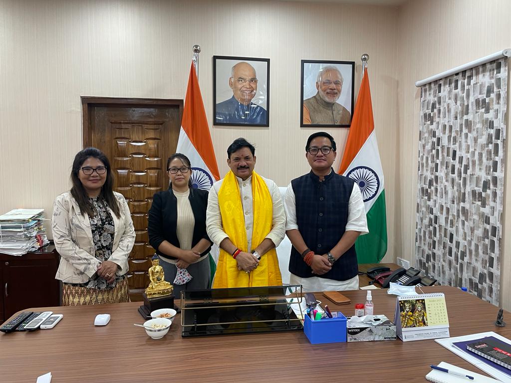 DoniNich3's tweet photo. Today had a meeting with Shri Devusinh Chauhan ji, Hon'ble MoS, Ministry of Communications along with Director IT&amp;C, Govt. of AP and ADIT at New Delhi.
#PMModiji #AmitShah #JPNadda #PemaKhandu #TapirGao #DilipSaikia #ajayjamal #sunilmohanty #BJPArunachal https://t.co/vJxJ6IxAxo