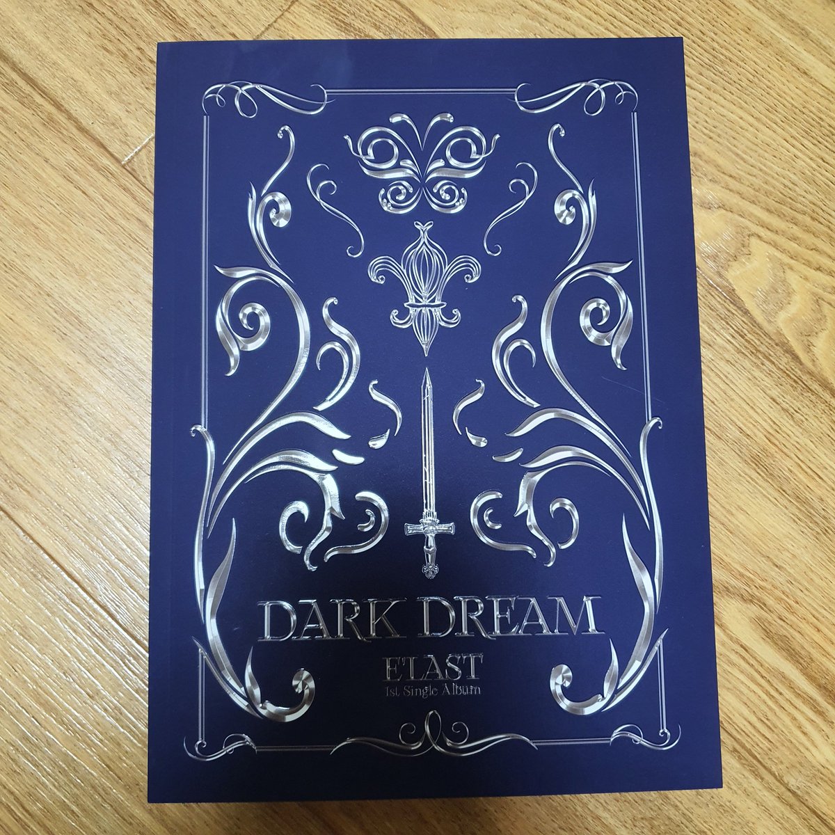 ducklingo3o's tweet photo. WTS opened/unsealed kpop boygroup albums sell 케이팝 보이그룹 엘라스트 E'last Dark dream 다크드림 개봉 앨범 판매 양도

No photocards(pocas pcs)❌
포토카드 없음❌

Inclusions🎁 구성품🎁
Postcard, Stickers👌
엽서, 스티커👌

Each 0.05
각각 0.05

30albums left
https://t.co/pYVbgQaese https://t.co/JQ8dtHL3Sg
